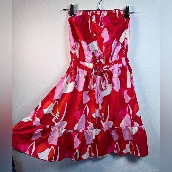 Dresses & Skirts - NWOT- Boutique strapless red Floral Dress